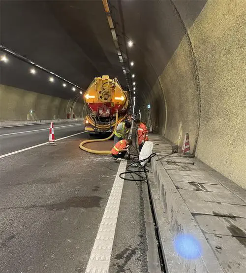 进贤隧道排水渠清淤